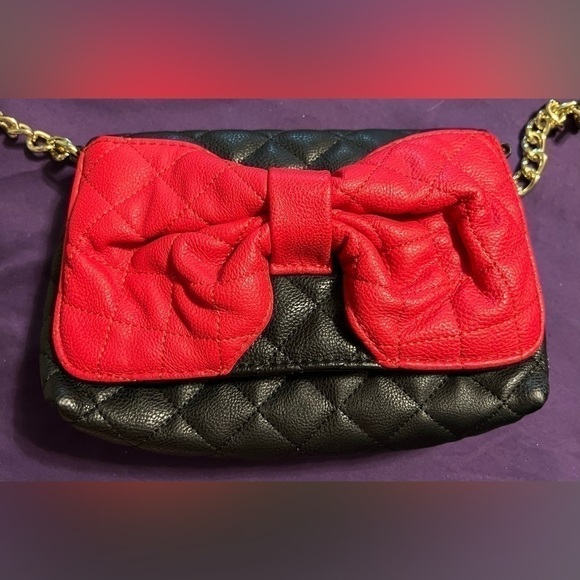Betsey Johnson quilted shoulder bag w/ flower detail - Picture 1 of 8